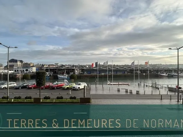 T2 loué de 40.70 m² avec vue port, au 1er étage à proximité immé