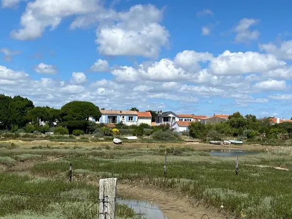 600m commerces, proche des plages et de la forêt, terrain à b?