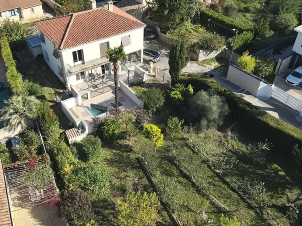 Maison 180 m² climatisée dans fond d'impasse calme à Montélimar. Terrain clos 1 150 m², forage, arro