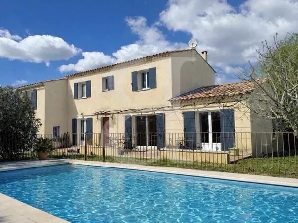 Villa bien entretenue avec piscine dans un environnement agréab