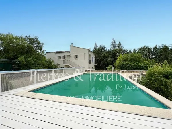 Luberon, propriété avec piscine et vue dégagée en campagne