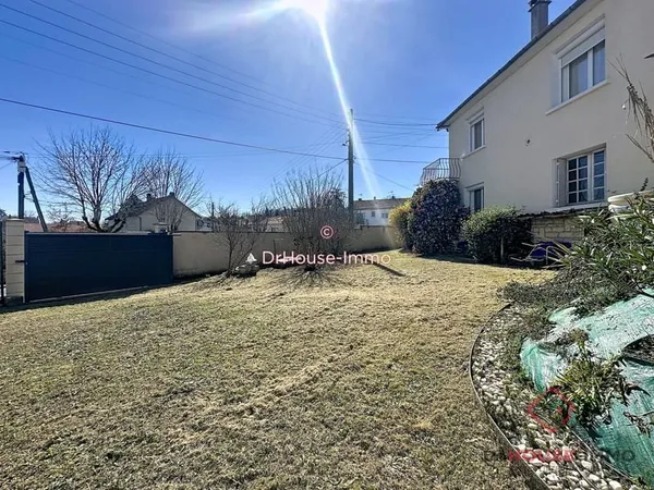 Maison sur deux niveaux avec garage et piscine