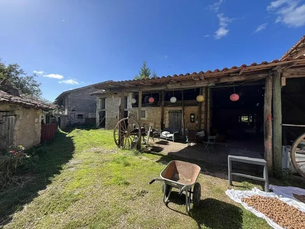 Ferme Saint Front D'Alemps avec terres et dépendances