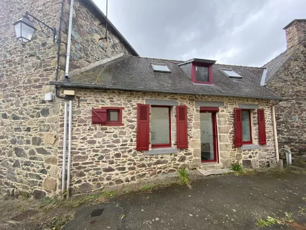 MAISON DE PAYS DANS PETITE CITE DE CARACTERE
