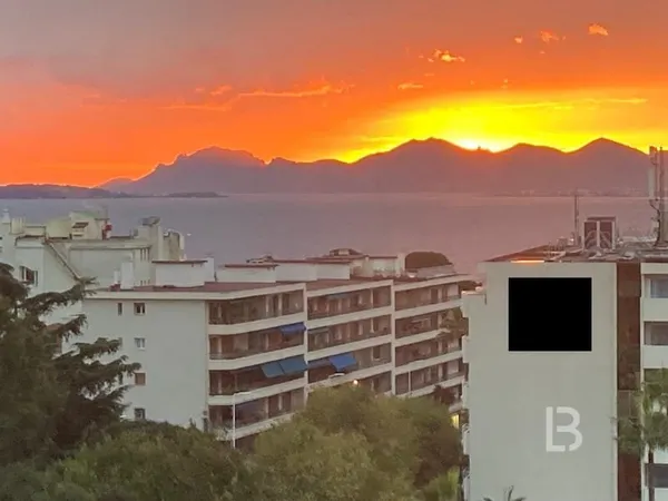 Vue mer Juan les pins proche Pinède