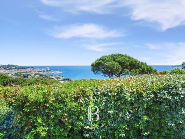 SAINTE-MAXIME - VILLA PROVENÇALE DE PLAIN-PIED - VUE MER & DOMAINE PRIVÉ
