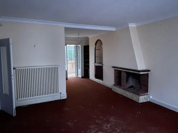 Immeuble mixte R+3 avec dépendance en centre-ville, à rénove
