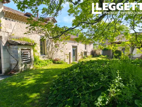 Bel ensemble immobilier sur 20 ha avec deux maisons et un gite ,dépendances et préau..