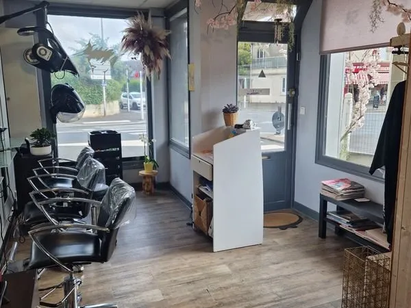 Local commercial (actuellement en salon de coiffure) - 20 m² + dépendance