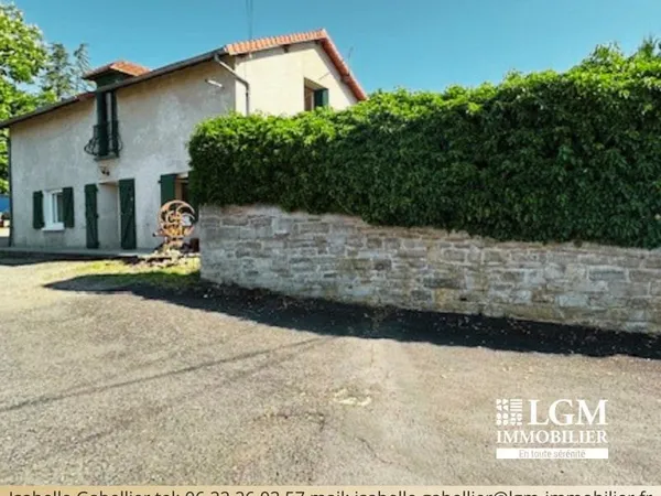 GANNAT 03800, Charmante maison en pierre 102 m2, 4 pièces avec terrasse sans vis à vis sur une parce