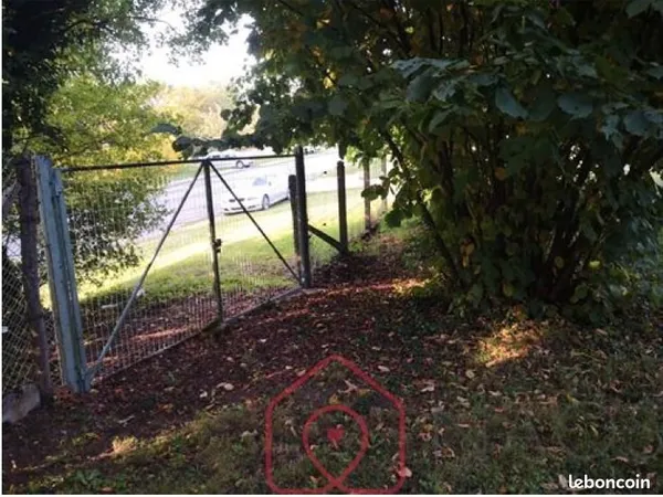 Beau terrain constructible -1351m² clos