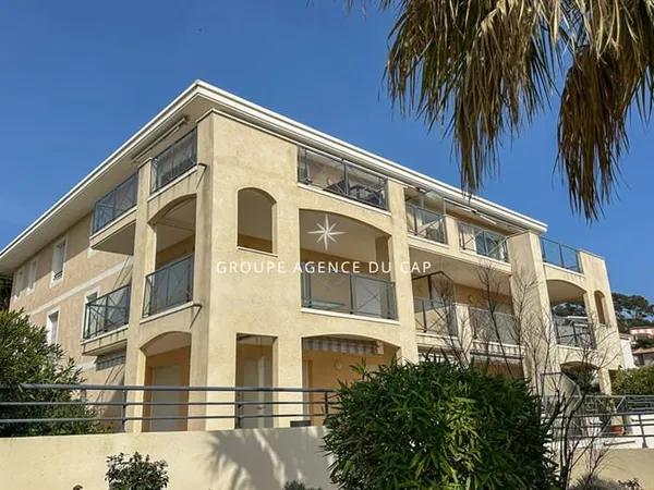 Appartement T3 de 75m2 avec vue mer double garage et cave, aux Issambres