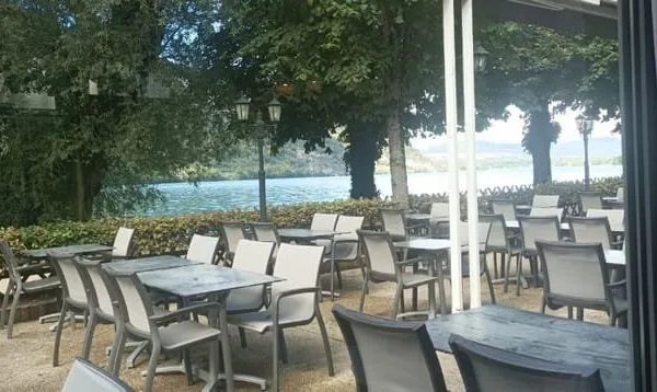 BEAU RESTAURANT AU BORD DE L'EAU