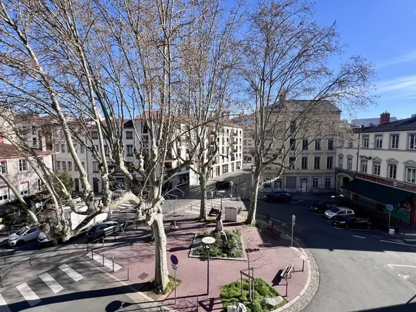 SUPERBE STUDIO MEUBLE LYON9 SECTEUR VALMY