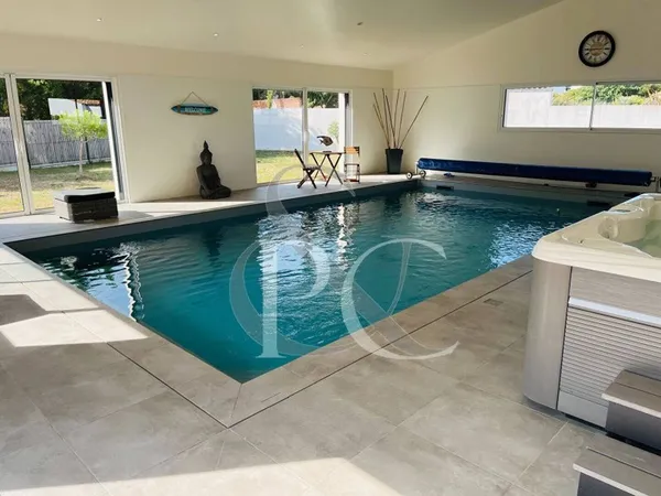 Maison 8 pièces 221 m²
