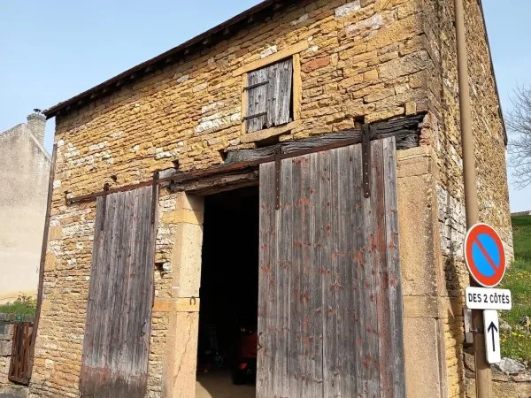 Idéalement située à Cormatin cette grange en pierre offre la possibilité de créer un logement