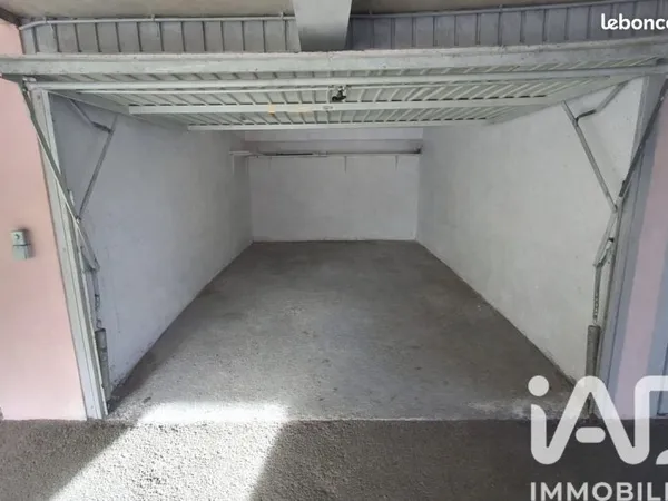 Parking/box Carnac