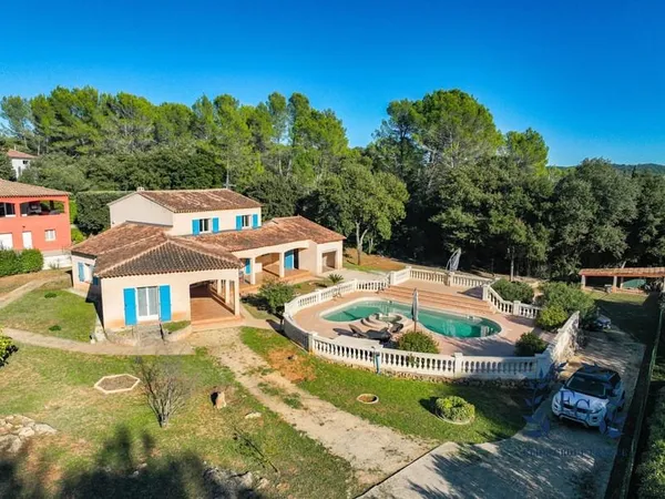 Villa 4 chambres + salle de jeux, piscine et garage Flassans