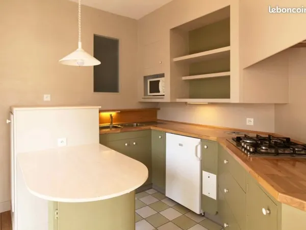 Studio meublé, 30m2, avec terrasse, situé à la gare RER E de Noisy le Sec, et à 12 minutes de Paris/