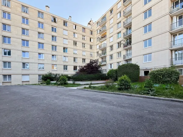 EXCLUSIVITÉ - 3 PIÈCES REFAIT À NEUF - DOUBLE BALCON - RAVALEMENT PAYÉ - RER À PIED