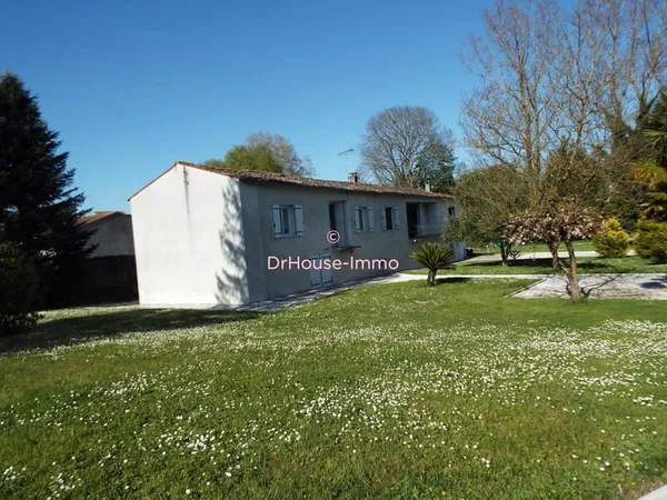 Maison dans le bourg : 6 chambres avec gararges , sur terrain clos paysagé avec étang.