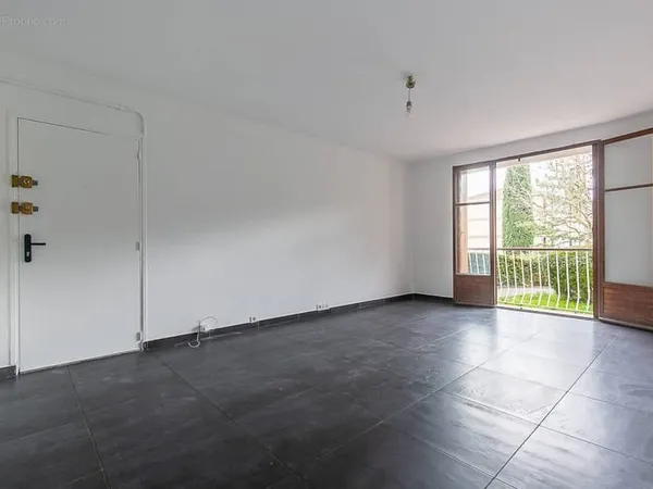 Appartement T2 52,45m2 traversant avec loggia et cave