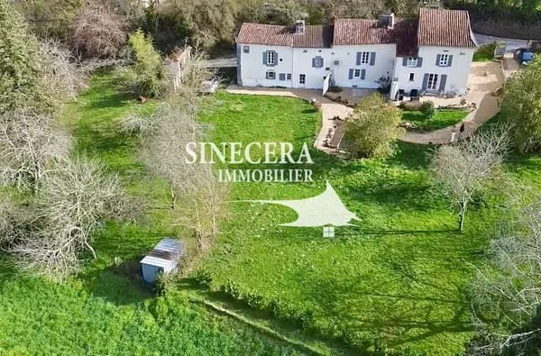 Belle maison en pierre avec gîte, située à 2 minutes du centr