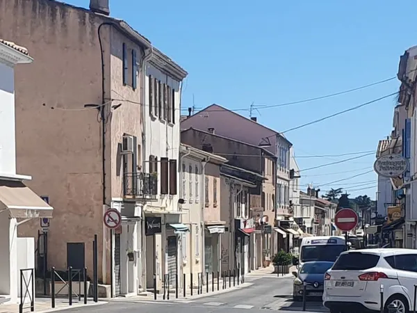 Maison d'habitation élevée sur 2 étages comprenant des murs