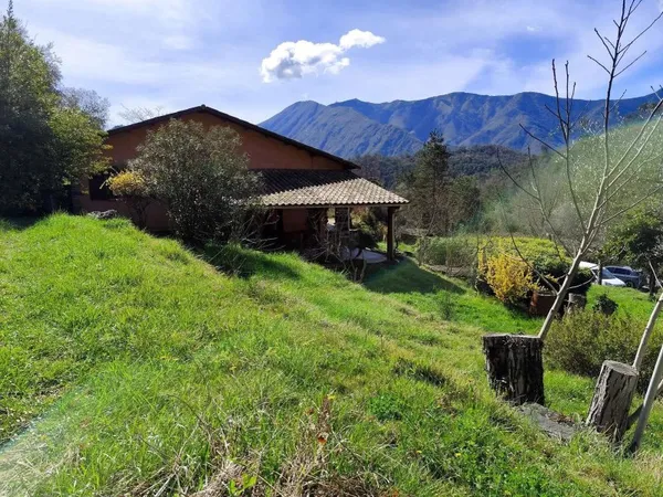 Maison 110 m² - Dépendances - Terrain 9533 m²