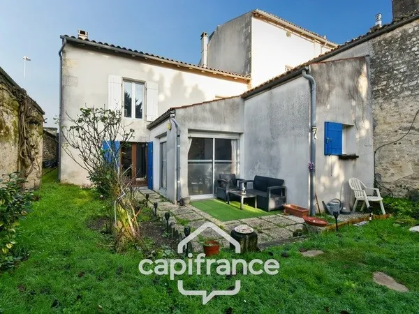 Maison à vendre 4 pièces SAINT JEAN D'ANGELY (17) avec jardin et garage
