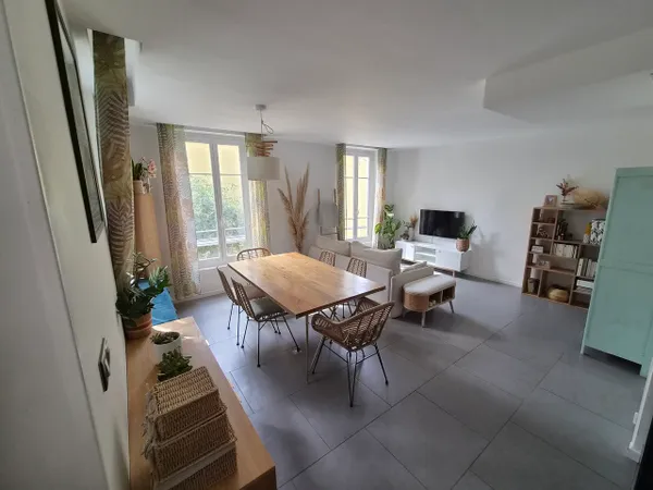 Vends appartement, 3 pièces 63m², avec entrée privative et grande terrasse. Quartier Valrose Cimiez 