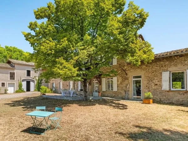 Ancienne ferme restaurée, panorama sur le Pilat et art de vivre à 40 minutes de Lyon