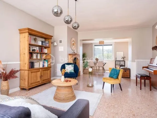 MAISON DE CHARME SANS TRAVAUX A 2 PAS DE TOUTES LES COMMODITES
