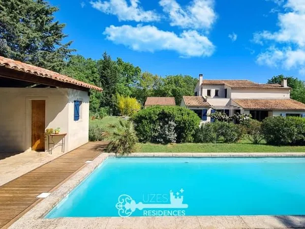 Belle villa avec piscine chauffée et grand terrain arboré de 3800 m2 à 15 minutes d'Uzès