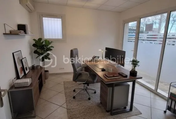 LOCAL COMMERCIAL - 42 M² - 2 BUREAUX - COUR INTERIEURE - STATIONNEMENT PRIVATIF