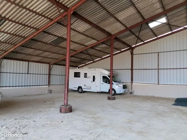 Place de camping car couvert