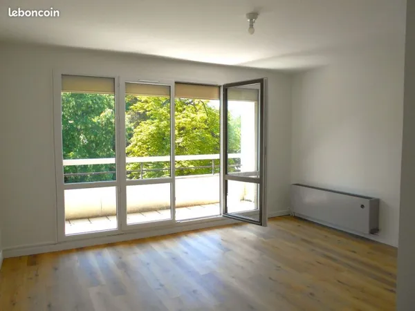 SENS, APPARTEMENT F1 bis dans résidence sécurisée, avec petit garage et cave