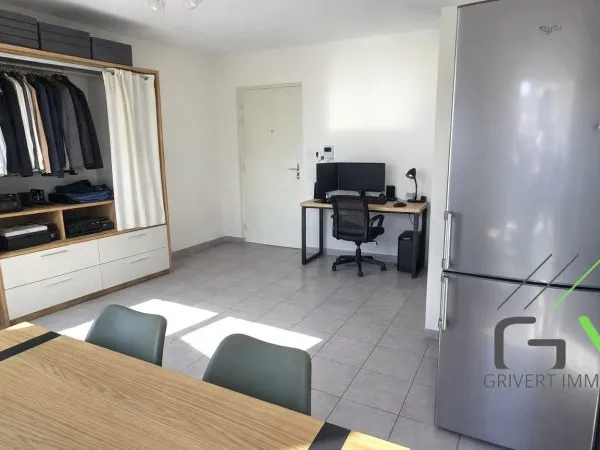 Studio loué dans résidence récente avec terrasse et parking