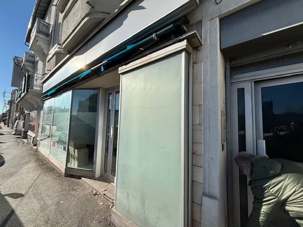 Bureau spacieux et lumineux à louer au rez-de-chaussée clima