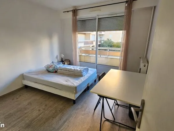 Chambre avec balcon - Appartement T5 93m² - Quartier Eblé