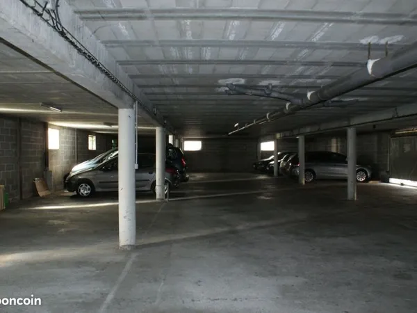 Place de parking (rue Anatole France à Fumel) couverte (rez de chaussée d'un immeuble) et sécurisée 