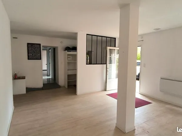 Maison de caractère en pierre, atypique, fin XIXe, plus de 200 m² au sol, bout d'impasse