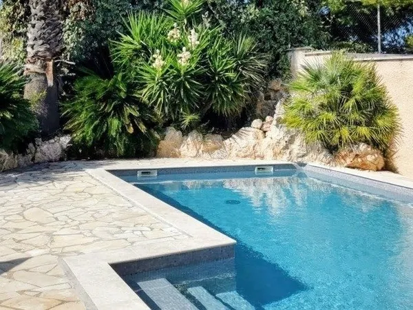 GRANDE MAISON RENOVEE AVEC APPARTEMENT T2 INDEPENDANT ET PISCINE