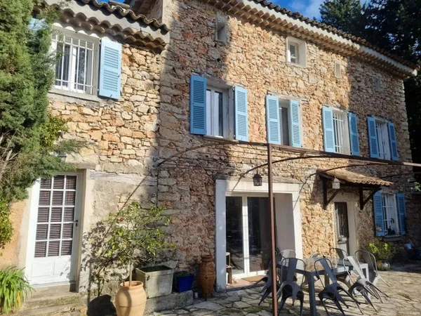 Charme Authentique Provençal - Élégante Bastide en Pierre avec Hébergement pour Invités et Présence