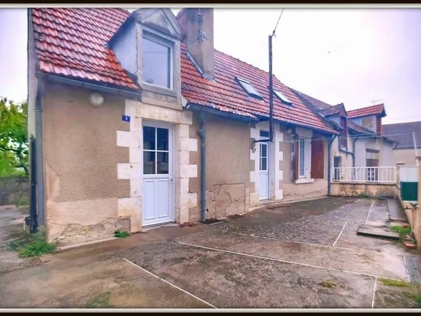 Maison avec cour, grand sejour BUZANCAIS (36)
