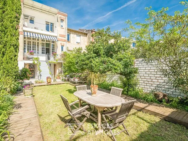 Maison bourgeoise de caractère au jardin ensoleillé