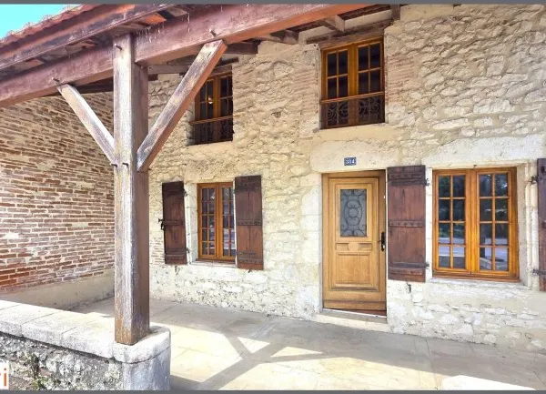 Maison de village en pierres 80 m² avec appentis et cour extérieure sans vis-à-vis.