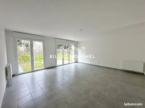 Maison moderne avec quatre chambres, trois salles d'eau, jardin, terrasse et garage