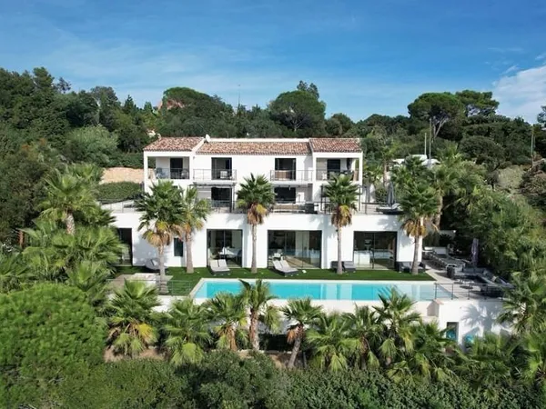 VILLA 18 PIÈCES AVEC PISCINE GARAGE VUE DÉGAGÉE SUR LA COLLINE, AUX ISSAMBRES