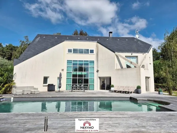 Maison d'architecte lumineuse avec piscine dans un havre de
